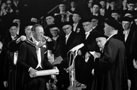 Prins Bernhard tijdens het omhangen van de ere-cappa ter gelegenheid van zijn er, Bestanddeelnr 918-3390