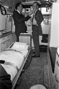 Prins Bernhard opent nieuw gebouw van Agam, Prins Bernhard ontving cardulance va, Bestanddeelnr 924-9682