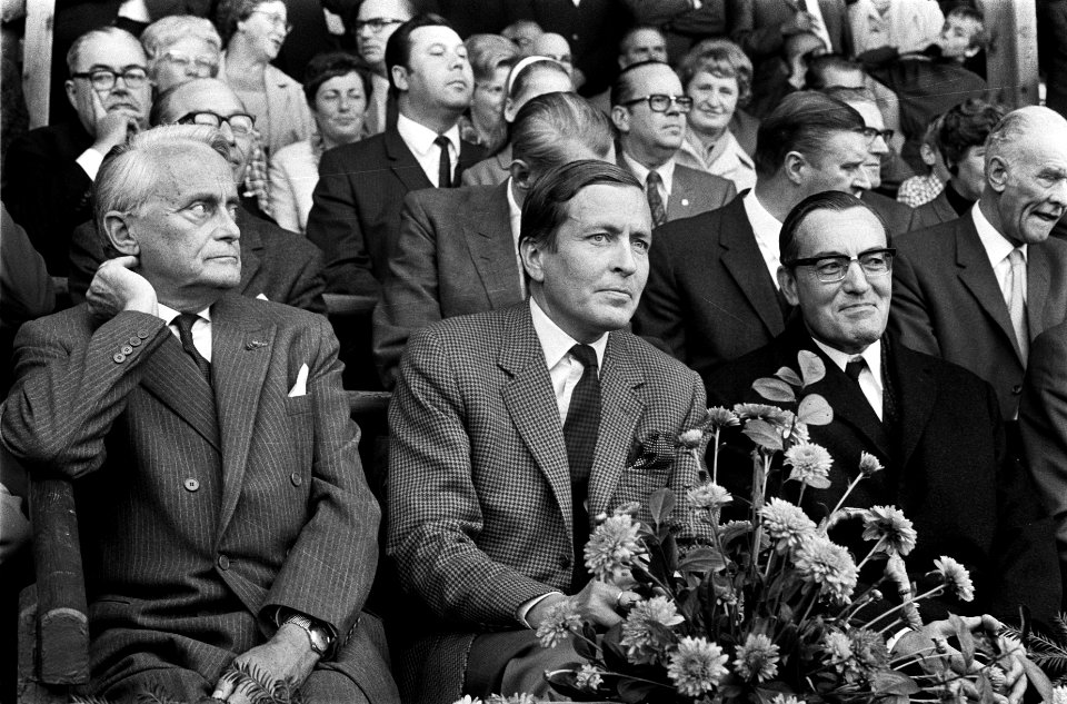 Prins Claus biedt mr. Klaasesz , voorzitter Prinses Beatrix Fonds een cheque aan, Bestanddeelnr 922-8399