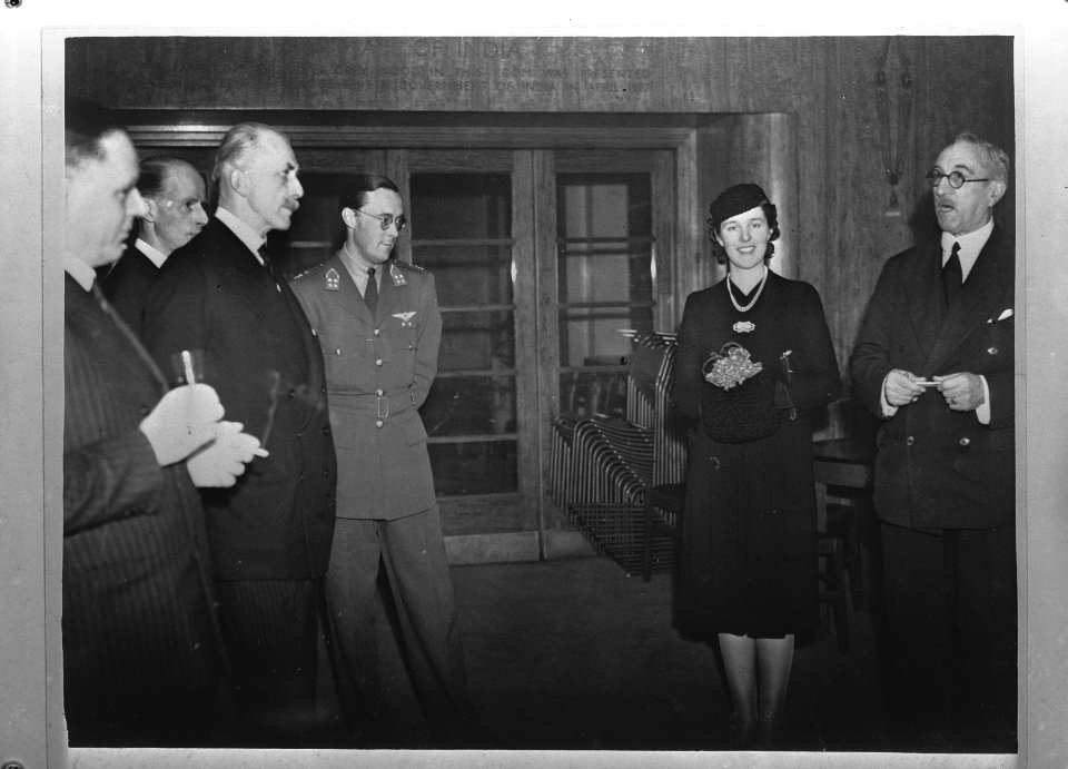Prins Bernhard woonde een receptie bij die werd gegeven door de Anglo-Batavian S, Bestanddeelnr 935-1920