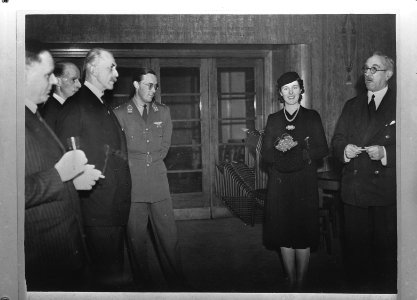 Prins Bernhard woonde een receptie bij die werd gegeven door de Anglo-Batavian S, Bestanddeelnr 935-1920