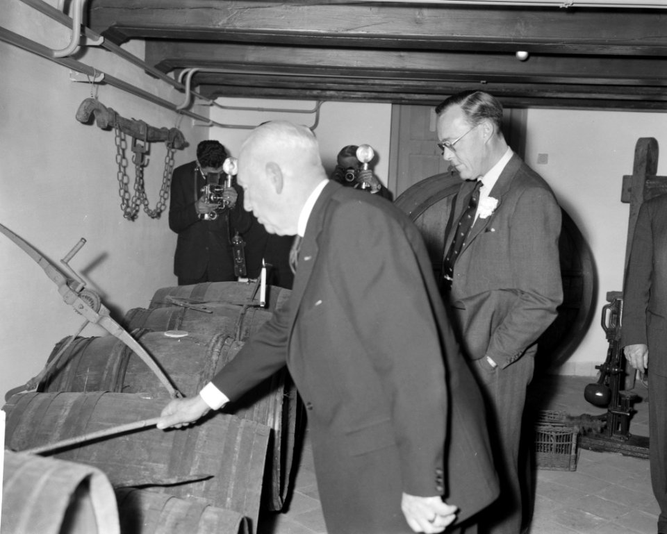 Prins Bernhard opent Wijnkopershuis in de Koestraat Prins Bernhard tijdens rond, Bestanddeelnr 913-2174