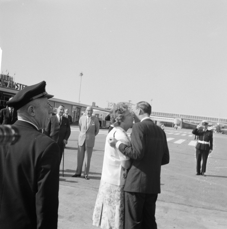 Prins Bernhard uit Amerika op Schiphol begroet door koningin Juliana, Bestanddeelnr 914-0119