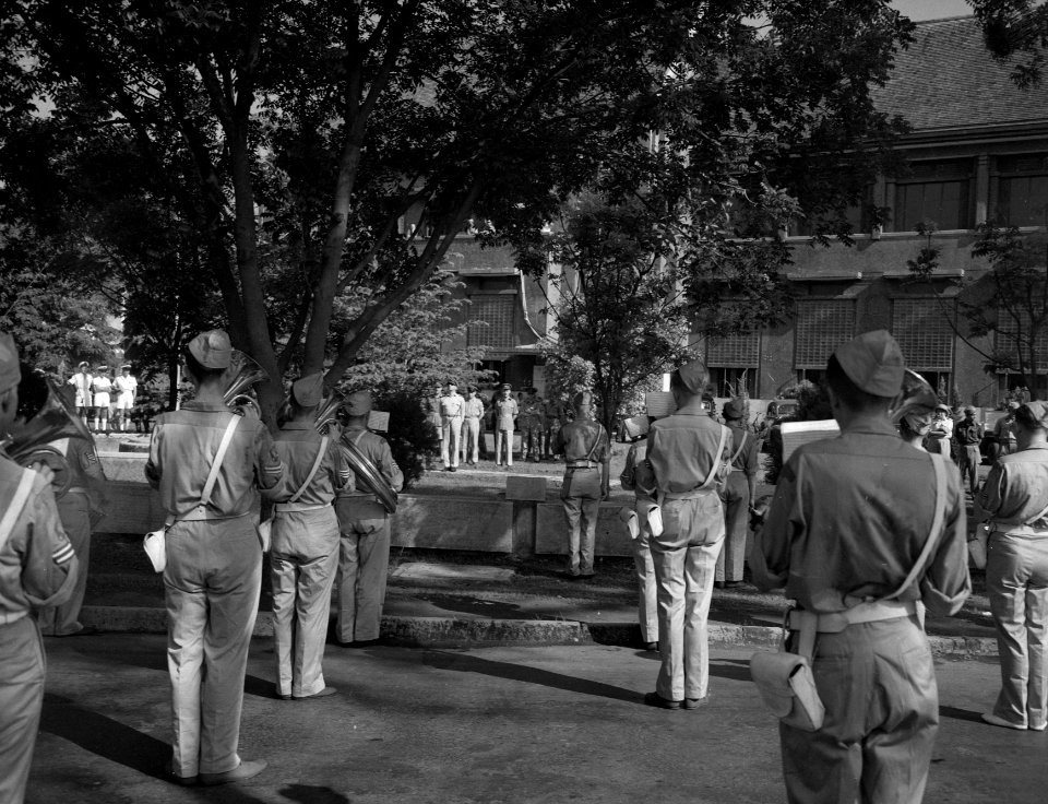 Prins Bernhardkapel speelt in de tuin van het hoofdkwartier van de Legercommanda, Bestanddeelnr 10389