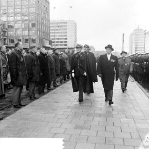 Prins Bernhard tijdens het afnemen van de parade van het Korps Mariniers voor he, Bestanddeelnr 918-5592