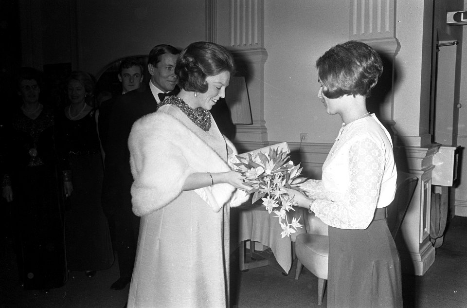 Prinses Beatrix en prins Claus bij Gala-concert Nederlands Studenten Orkest te S, Bestanddeelnr 920-0187