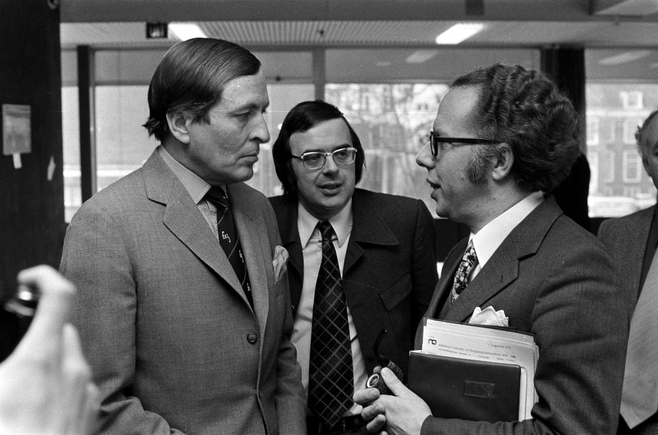 Prins Claus (lid Adviescollege), rechts van hem minister Jan Pronk, Bestanddeelnr 927-0342