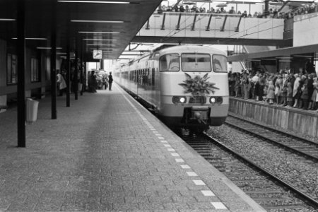 Prins Bernhard opent Zoetermeerlijn de sprintertrein bij aankomst in Zoetermeer, Bestanddeelnr 929-1862