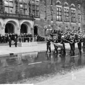 Prins Bernhard tijdens het afnemen van de parade van het Korps Mariniers voor he, Bestanddeelnr 918-5594