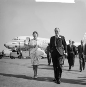 Prins Bernhard uit Amerika teruggekeerd op Schiphol Op het platform met koningi, Bestanddeelnr 914-0120