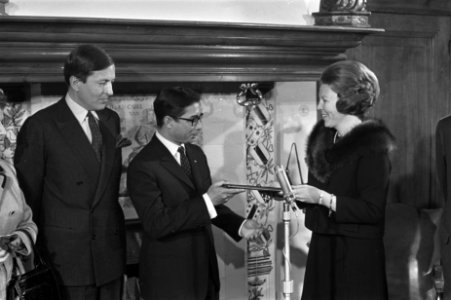 Prinses Beatrix en Prins Claus bieden huwelijkscadeau aan mr. Lim A Po minister , Bestanddeelnr 921-9010