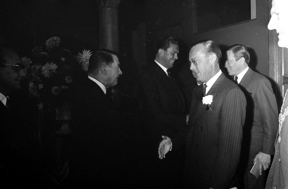 Prins Bernhard tijdens de opening. Rechts Claus von Amsberg, Bestanddeelnr 918-3357