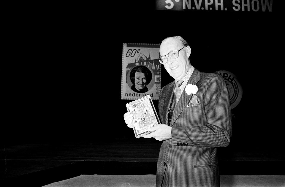 Prins Bernhard opent postzegeltentoonstelling te Den Haag Prins Bernhard met K, Bestanddeelnr 930-8109