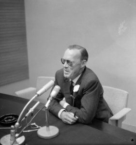 Prins Bernhard uit Amerika op Schiphol tijdens persconferentie, Bestanddeelnr 914-0112