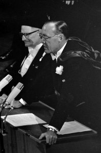 Prins Bernhard tijdens het slotwoord, Bestanddeelnr 918-3396