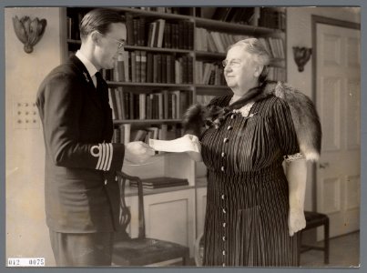 Prins Bernhard overhandigt een cheque aan koningin Wilhelmina voor haar verjaard, Bestanddeelnr 012-0075