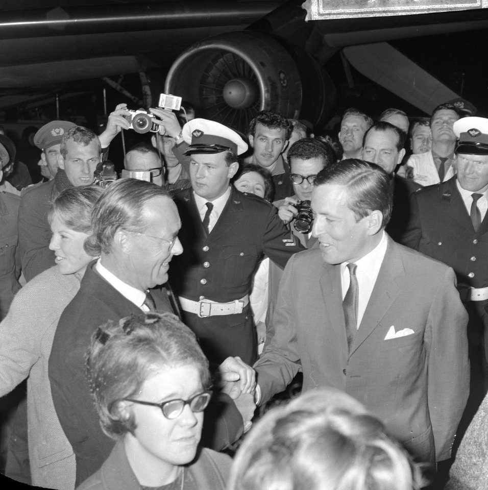 Prins Bernhard terwijl hij zijn aanstaande schoonzoon Claus von Amsberg begroet, Bestanddeelnr 918-3239