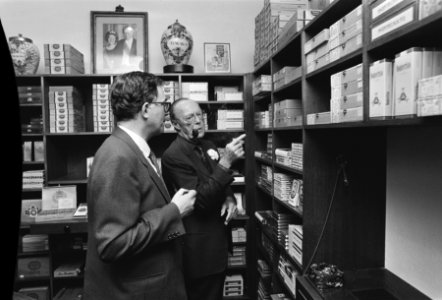 Prins Bernhard proeft nieuwe pijptabak in het bekende tabak- en sigarenhuis Haje, Bestanddeelnr 933-1575