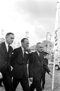 Prins Bernhard wordt begeleid naar de plek waar de openingshandeling zal plaatsv, Bestanddeelnr 921-7089