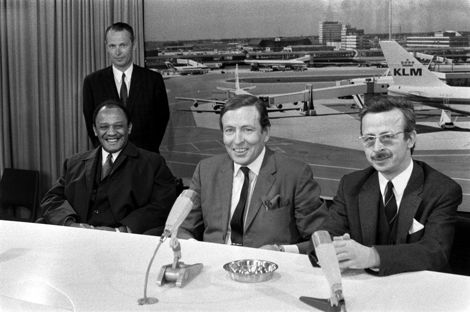 Prins Claus arriveert uit Tanzania op Schiphol, persconferentie Prins Claus (m),, Bestanddeelnr 925-2249