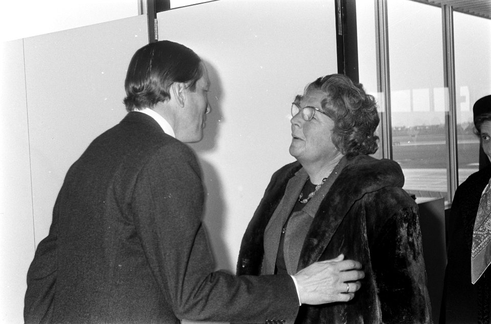 Prins Claus begroet koningin Juliana, Bestanddeelnr 922-3081