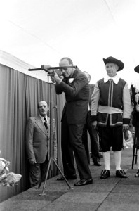 Prins Bernhard verricht de opening met een schot van de kruisboog, Bestanddeelnr 927-9936