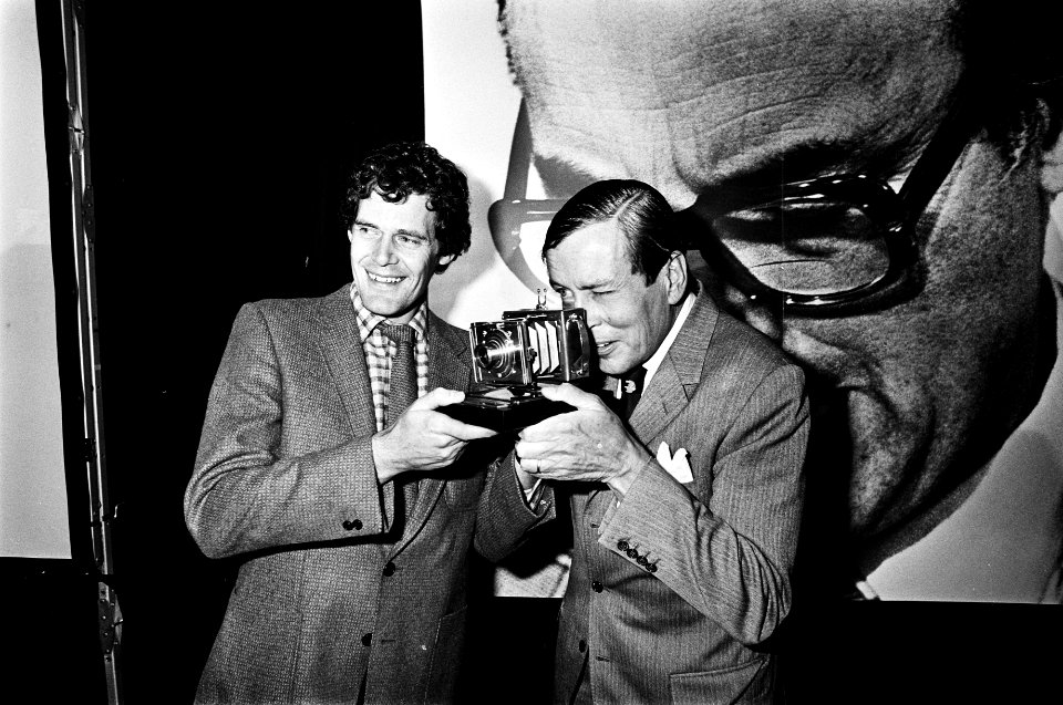 Prins Claus (r) kijkt door de Zilveren Camera, naast hem winnaar Wim Hofland. Op, Bestanddeelnr 930-5852