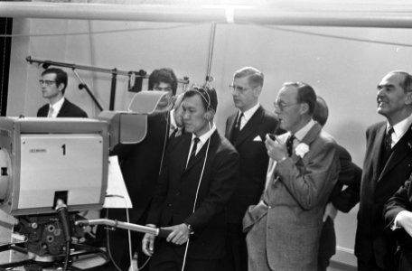 Prins Bernhard opent Radio Nederland Training Centre Prins Bernhard in TV-studio, Bestanddeelnr 922-1144