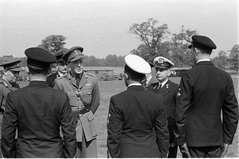 Prins Bernhard tijdens een inspectie, Bestanddeelnr 935-0176