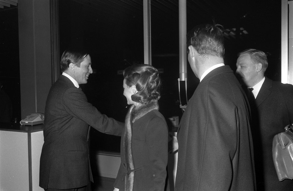 Prins Claus (links) verwelkomt prins Harald en prinses Sonja van Noorwegen op Sc, Bestanddeelnr 921-9713