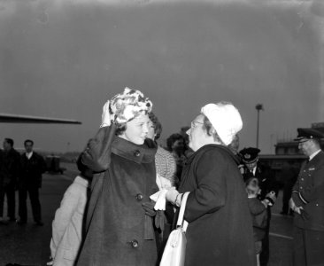 Prinses Beatrix en Prins Bernhard terug uit Amerika Prinses Beatrix en koningin, Bestanddeelnr 915-0981