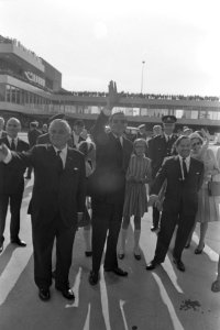 Prins Claus, de heer Van der Wal (KLM) en Minister President De Jong zwaaien naa, Bestanddeelnr 920-3211