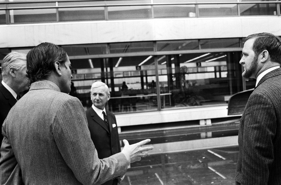 Prins Claus (l) tijdens de bezichtiging, Bestanddeelnr 924-4148