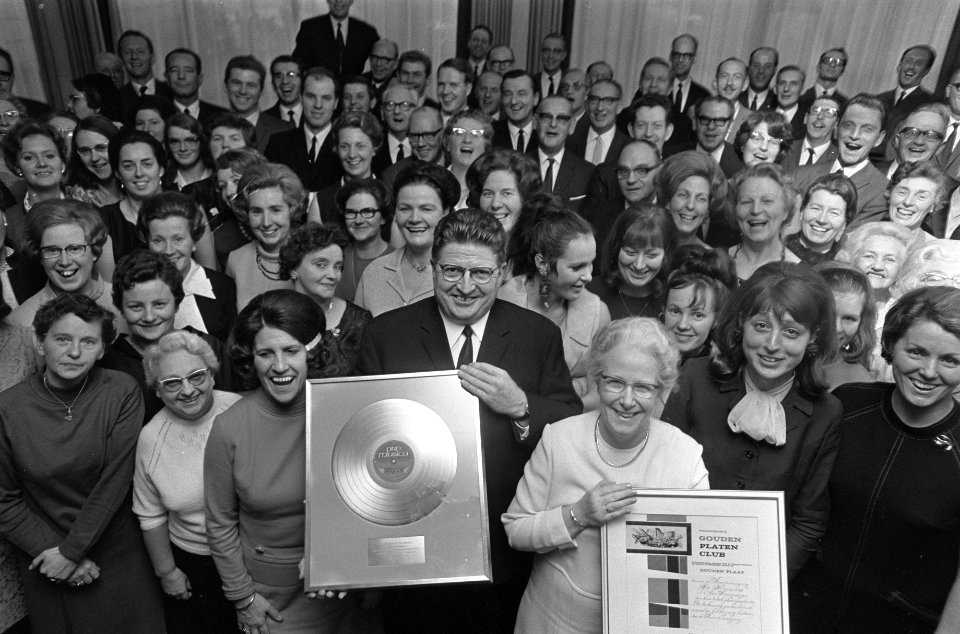 Pro Musica 25 jaar Lex en Mies Karsemeijer met gouden plaat, temidden van koor, Bestanddeelnr 921-8788