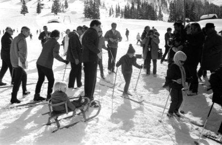 Prinses Beatrix en prins Claus met de drie kinderen op wintersport in Lech (Oost, Bestanddeelnr 923-3427