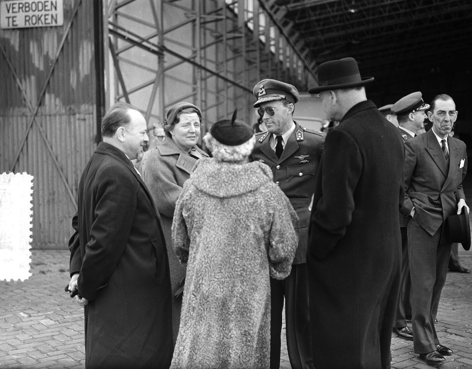 Prins Bernhard wordt welkom geheten, links van hem koningin Juliana, Bestanddeelnr 906-7975