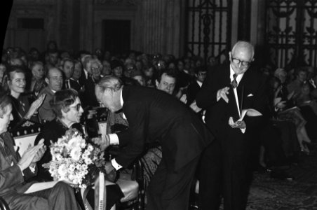Prins Bernhard reikt Erasmusprijs 84 uit aan Italiaanse prof. Massimo Pallottino, Bestanddeelnr 933-1562
