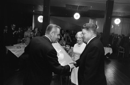 Pro Musica 25 jaar Lex en Mies Karsemeijer met gouden plaat, Bestanddeelnr 921-8789