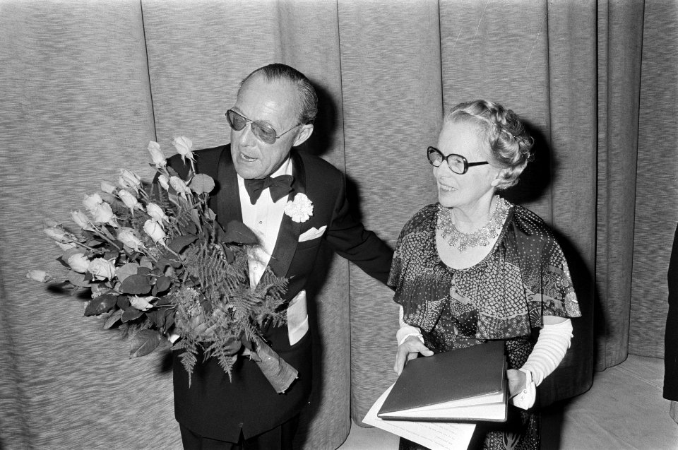 Prins Bernhard reikt Erasmusprijs uit aan Ninette de Valois in aanwezigheid van koningin Juliana en prinses Beatrix, Bestanddeelnr 927-2719