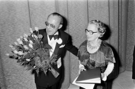 Prins Bernhard reikt Erasmusprijs uit aan Ninette de Valois in aanwezigheid van koningin Juliana en prinses Beatrix, Bestanddeelnr 927-2719