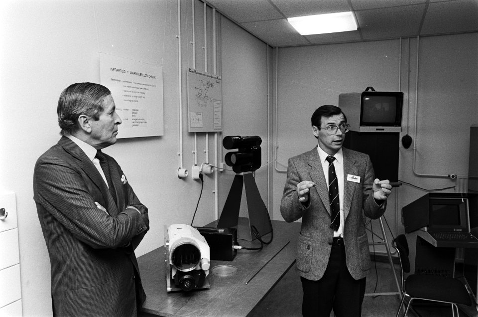 Prins Claus (l) luistert naar ir. De Jong tijdens de opening van het Physisch El, Bestanddeelnr 933-5041