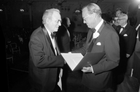 Prins Bernhard reikt Erasmusprijs uit aan Olivier Messiaen in Concertgebouw Amst, Bestanddeelnr 924-6772