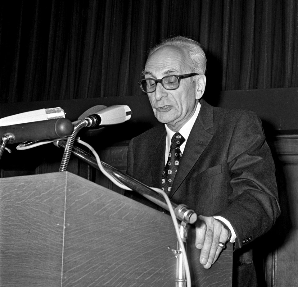 Prins Bernhard reikt Erasmusprijs uit aan prof Claude Levi Strauss in Tropenmus, Bestanddeelnr 926-4412