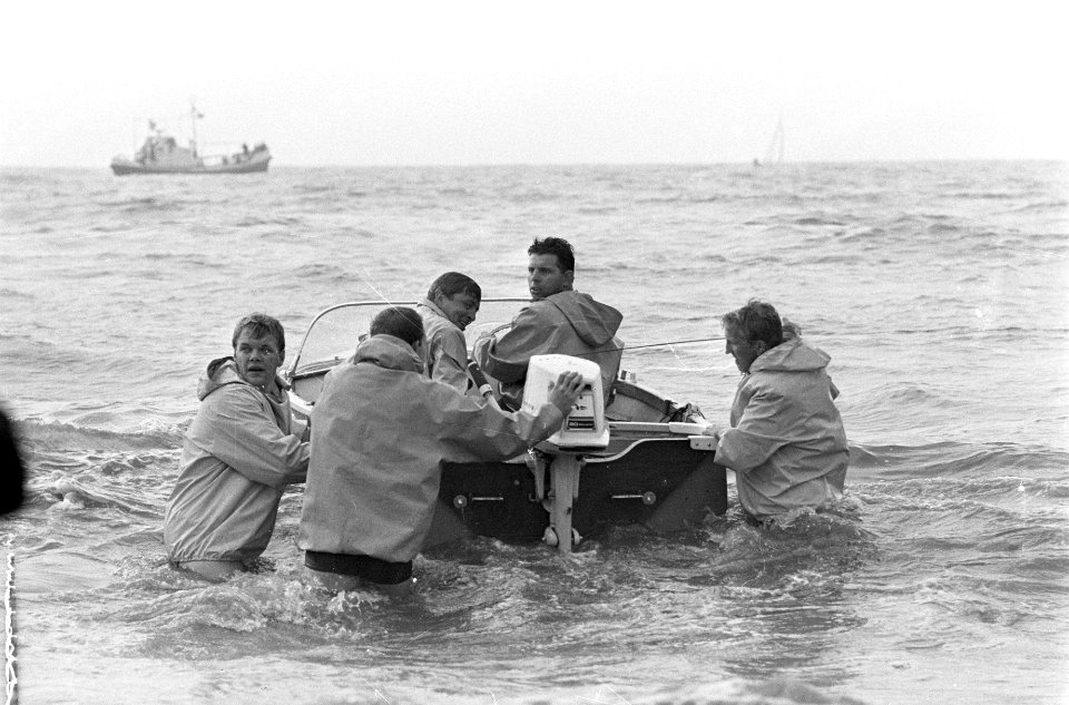 Prins Claus bij reddingsdemonstratie te Katwijk. Prins Claus in de speedboot op , Bestanddeelnr 920-5037