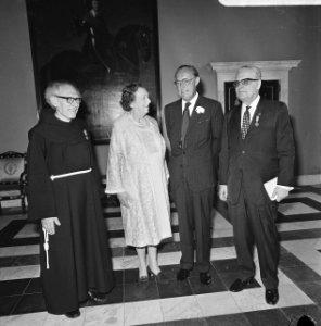 Prins Bernhard reikt de Zilveren Anjers uit in het Paleis op de Dam. V.l.n.r. Pa, Bestanddeelnr 926-5079