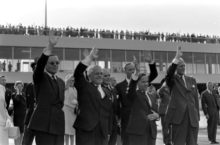 Prins Claus, de heer Van der Wal (KLM) en Minister President De Jong zwaaien naa, Bestanddeelnr 920-3208