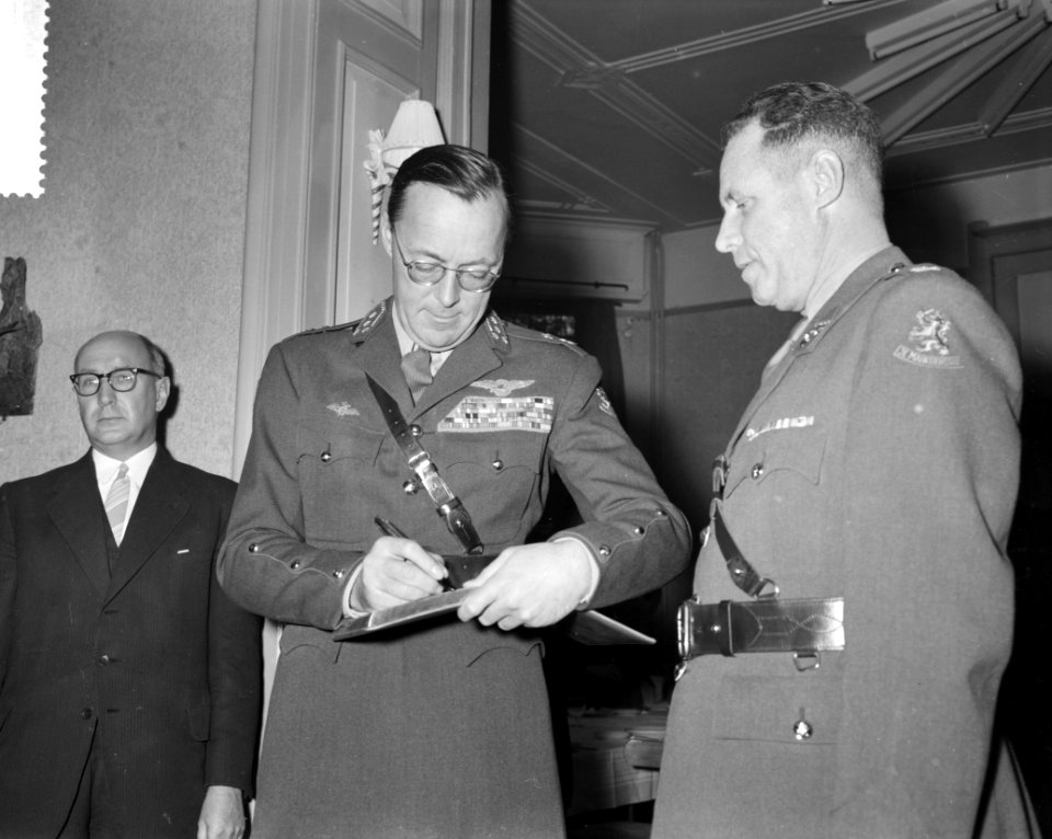 Prins Bernhard opent studiecentrum voor militaire leiderschap in huize Sonnehee, Bestanddeelnr 910-9270