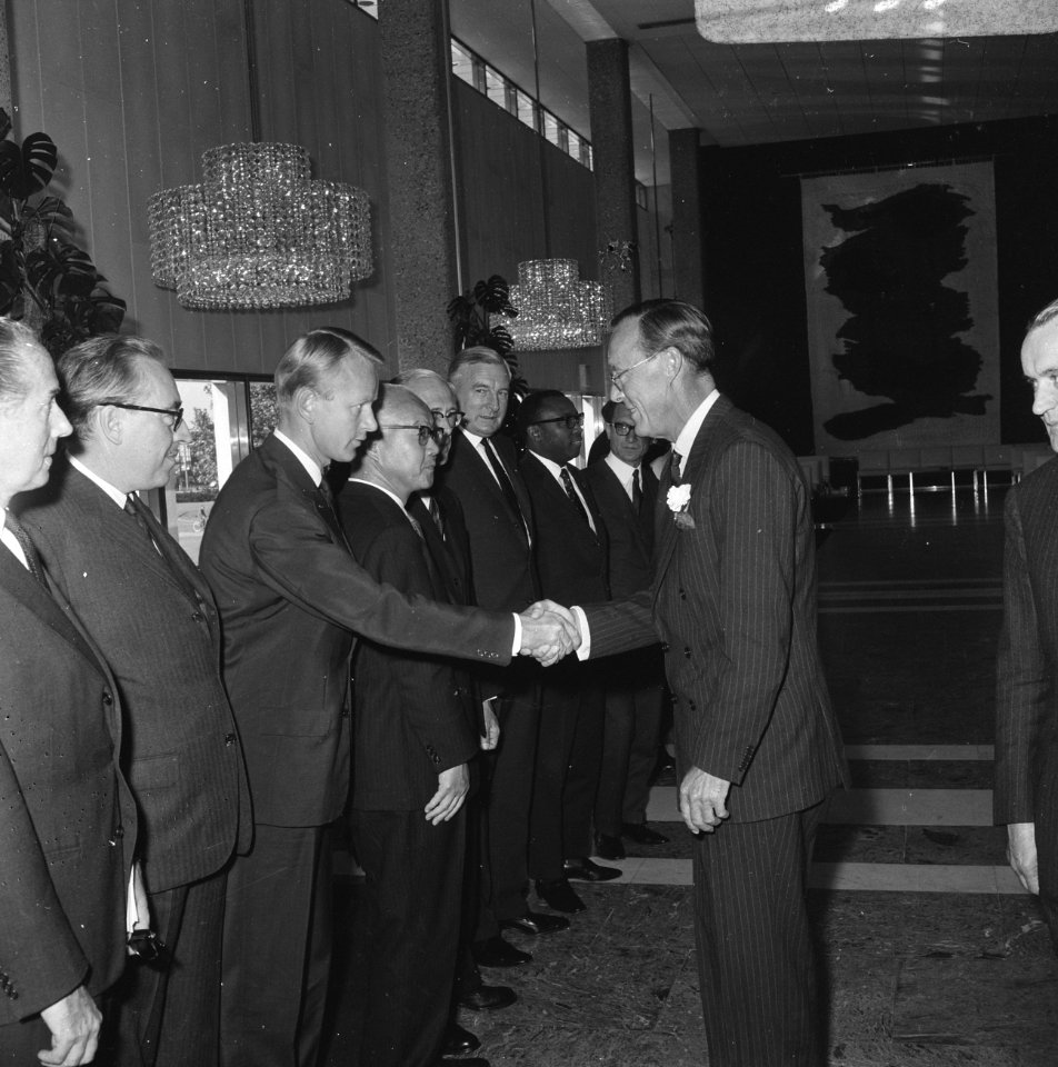Prins Bernhard wordt bij aankomst verwelkomt, Bestanddeelnr 919-5924