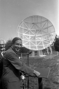 Prins Claus bij in gebruikstelling radiotelescoop van Simon Stevins Volkssterre, Bestanddeelnr 927-1998