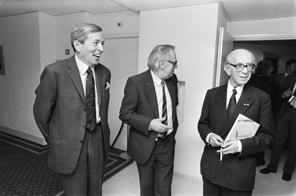 Prins Claus en Jan Blokker tijdens overhandiging Holland-festival jubileumboek a, Bestanddeelnr 933-9718